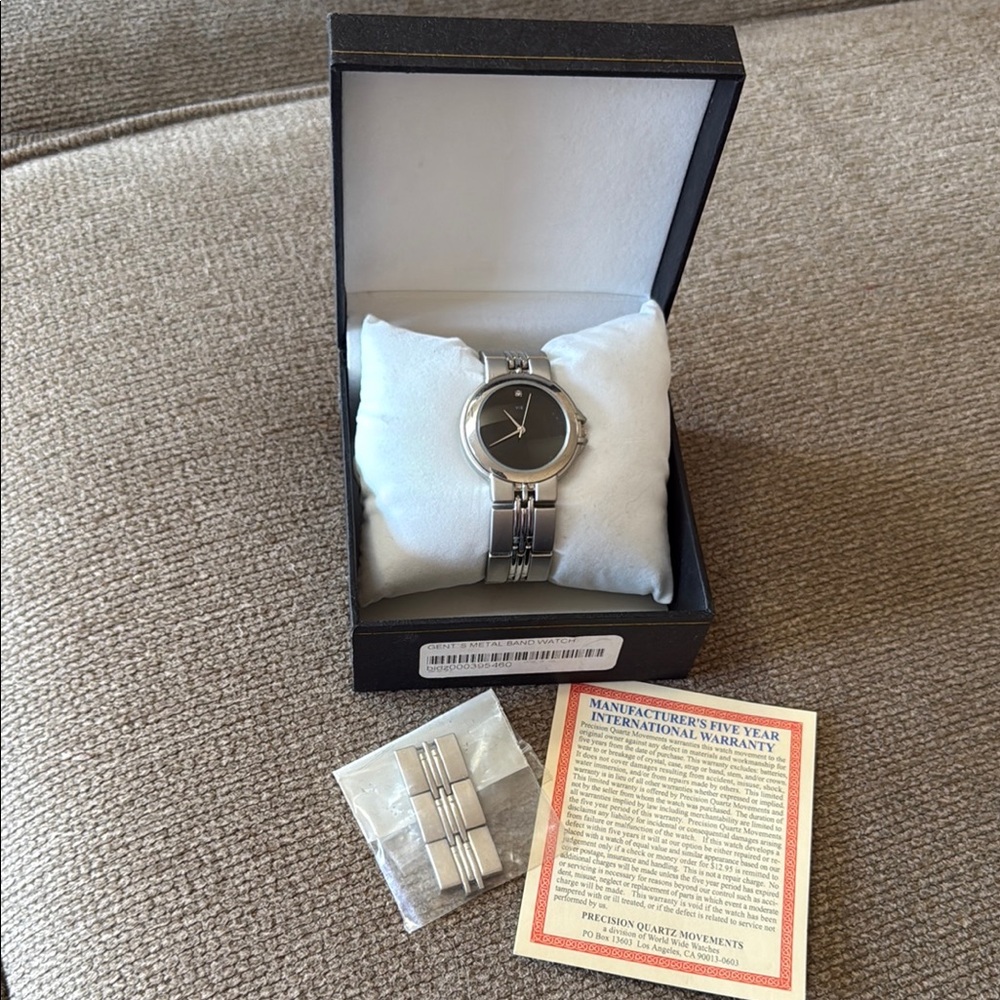 Silver Luxury Watch with Round Face and Metallic Finish